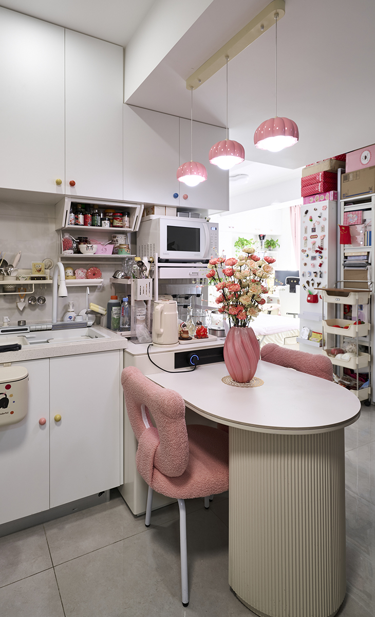 餐廳空間打造出了一個?“促進交流、充滿儀式感的家庭能量站”。用餐的愉悅感與團聚的溫馨氛圍，可以延續公共區的基調，可以在餐椅、裝飾畫、餐具上使用更活潑、能增進食欲的顏色（如暖橙、陶土紅、薄荷綠）。