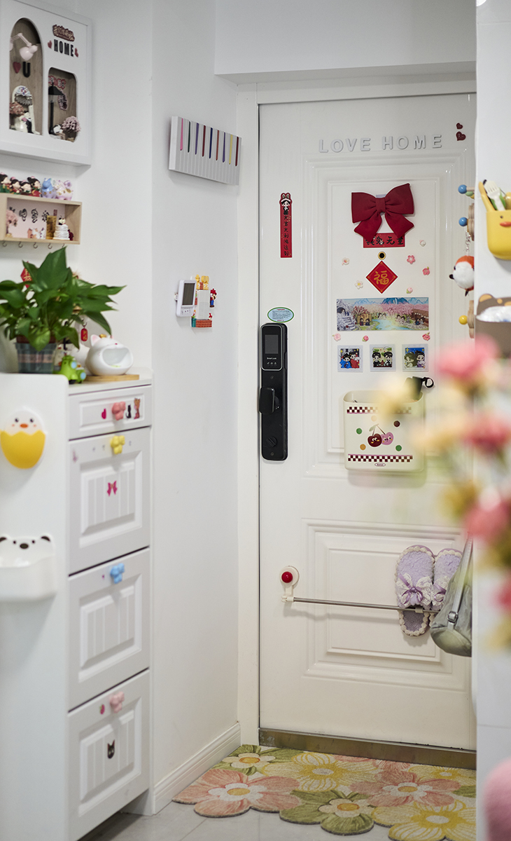 玄關空間打造出一個?“高效、從容、溫暖的歸家儀式起點”。通過設計能迅速完成從“外界”到“家內”的角色與狀態轉換，高效地組織著出入的流程，溫柔地完成從塵世到家園的情緒轉換。功能周全、光影合宜、充滿巧思的玄關，后面出門都更從容，讓每一次的歸家都更治愈。