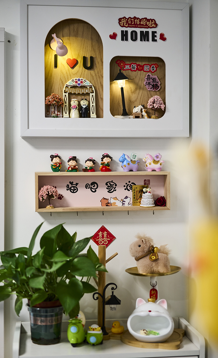 玄關空間打造出一個?“高效、從容、溫暖的歸家儀式起點”。通過設計能迅速完成從“外界”到“家內”的角色與狀態轉換，高效地組織著出入的流程，溫柔地完成從塵世到家園的情緒轉換。功能周全、光影合宜、充滿巧思的玄關，后面出門都更從容，讓每一次的歸家都更治愈。