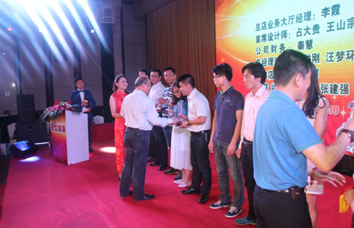  云蘭裝潢新總部開業典禮暨十二周年慶典活動之&mdash;&mdash;頒獎表彰儀式 2015年6月10日下午3:00，云蘭裝潢http://www.netyd.com/新總部開業暨十二周年慶典在北郊衡山賓館凱旋宮的主會場隆重舉行。來自四面八方的嘉賓、貴客和云蘭同仁，興高采烈的前往慶典活動現場，在簽到處排隊等候入場。每個人都領取了一份豐厚大禮，然后走過大廳紅毯，在現場簽名板上一一簽字留念，猶如一場盛大的明星紅毯走秀，現場攝影師記錄下了這激動人心的時刻，在會場大屏幕上直播了每個人的一顰一笑，歡欣鼓舞的喜悅氛圍感染了每一個出席慶典的來賓。 各位嘉賓悉數到場 相關領導蒞臨簽名 英才輩出 激勵奮斗精神 下午3:30，凱旋宮主會場內濟濟一堂，歡聲笑語，慶典主持人熱情洋溢的開場白，開啟了頒獎表彰活動的序幕。隨著燈光暗下，現場大屏幕播放了云蘭裝潢12年的拼搏進程和云蘭人的鏗鏘誓言，深深打動了每個人，現場掌聲經久不息。 主持人隆重介紹了到場的領導嘉賓們：上海市裝飾裝修行業協會黨委書記徐海峰、閘北區投資促進中心第三分中心主任樊慶龍、上海市裝飾裝修行業協會副會長郟祥均、協會副秘書長兼家裝委秘書長叢國梁、協會副秘書長兼材料委秘書長應再揚、協會家裝委副秘書長朱瓊、協會宣傳部部長朱吉人、閘北區彭浦街道辦事處社區發展辦公室主任高蓉。 隨后，云蘭裝潢總經理汪興國上臺致歡迎辭。汪總分別向行業協會、街道社區的領導表示感謝，向云蘭裝潢新老員工的辛勤付出致以由衷感謝，特別對攜手陪伴自己一路走來的夫人吳云蘭表達深情敬意，這個真情流露的瞬間讓主會場充滿溫情掌聲四起。上海市裝飾裝修行業協會黨委書記徐海峰在致詞中，有感而發對汪興國總經理一貫正直做人、始終踏實做事的品德給予了高度評價，并代表行業協會祝愿云蘭裝潢明天的事業輝煌燦爛!緊接著，汪總和徐海峰書記、叢國梁秘書長等領導嘉賓，共同啟動冰雕儀式，將云蘭裝潢新總部開業及十二周年慶典活動推向一個高潮。 優秀施工隊獲獎 優秀門店經理獲獎 主持人宣布最鼓舞人心的頒獎時刻到來，全場氣氛被再次點燃。&ldquo;風雨同舟獎&rdquo;表彰了24位與云蘭裝潢同呼吸、共命運的一批優秀老員工，總店首席設計師王山宗作為獲獎代表發言;&ldquo;精誠合作獎&rdquo;表彰了12家與云蘭裝潢協同發展、密切合作的優秀經銷商，卡羅莎壁柜總經理潘瑋秋作為合作商代表上臺致詞;&ldquo;標桿承攬隊獎&rdquo;表彰了24位施工作業出色的優秀承攬施工隊長，施工隊長陳愛云作為獲獎代表發言;&ldquo;最具成長價值獎&rdquo;表彰了8位管理出眾的優秀門店經理，松江店經理施發勝作為獲獎代表發言;&ldquo;奮進貢獻獎&rdquo;表彰了12位持續奮進、有突出貢獻的云蘭員工，總店首席設計師占大貴作為獲獎代表上臺發言。 相關優秀杰出員工獲獎 相關優秀杰出設計師獲獎 意氣風發 啟航3.0時代 云蘭裝潢這批獲得表彰激勵的優秀精英，在頒獎臺上高舉獎杯與領導嘉賓合影，全場的掌聲和歡呼聲給這些可親可敬的云蘭人崇高的敬意。在他們身上充分展現了&ldquo;勤奮、拼搏、學習、正道&rdquo;的云蘭企業精神，通過勤奮的工作、敬業的表現、敢于拼搏、努力奮斗及滿滿的正能量，感染并帶動所有的員工們奮勇向上，用責任心和行動力真正踐行了&ldquo;好裝潢，找云蘭&rdquo;這句話，讓優良施工和優質口碑給公司帶來了源源不斷的裝修回頭客，使云蘭裝潢成為了名副其實可以安心托付的品牌裝修服務商。 隨著云蘭裝潢新總部隆重開業，全體云蘭人意氣風發，共同啟航，邁向更加精彩燦爛的企業3.0時代，開創更加輝煌的事業高峰。