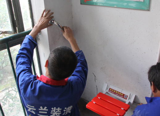 云蘭裝潢免費為社區樓道安裝600把愛心椅