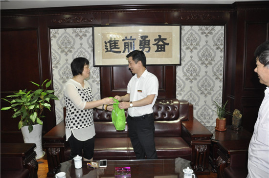 40度高溫下的關懷，街道黨工委慰問云蘭公司職工