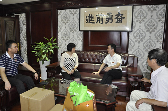 40度高溫下的關懷，街道黨工委慰問云蘭公司職工