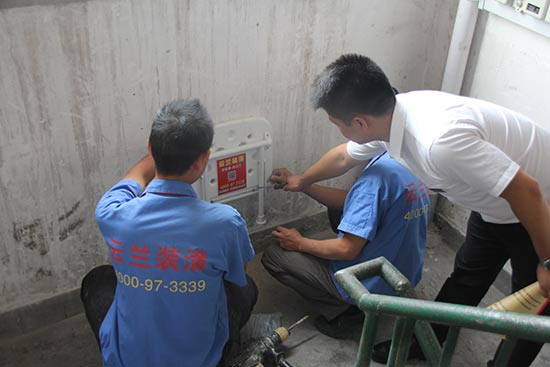 云蘭裝潢再次捐贈愛心椅進樓道受好評