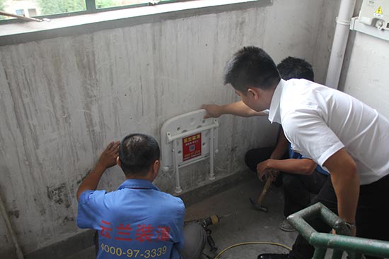 云蘭裝潢再次捐贈愛心椅進樓道受好評