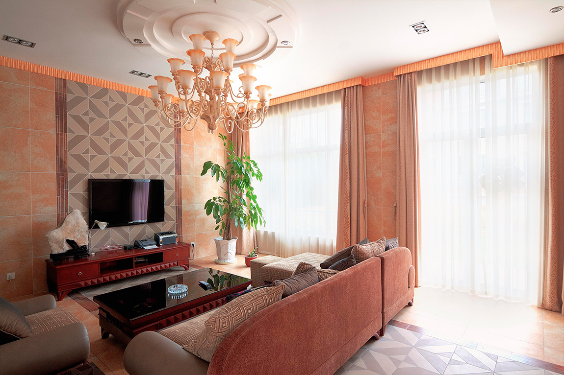 隨性但不隨意，背景墻精心挑選了藝術磚，空間以鮮活的紅色為主色調。圓形的吊頂搭配歐式的家具使得整個空間生動活躍。
