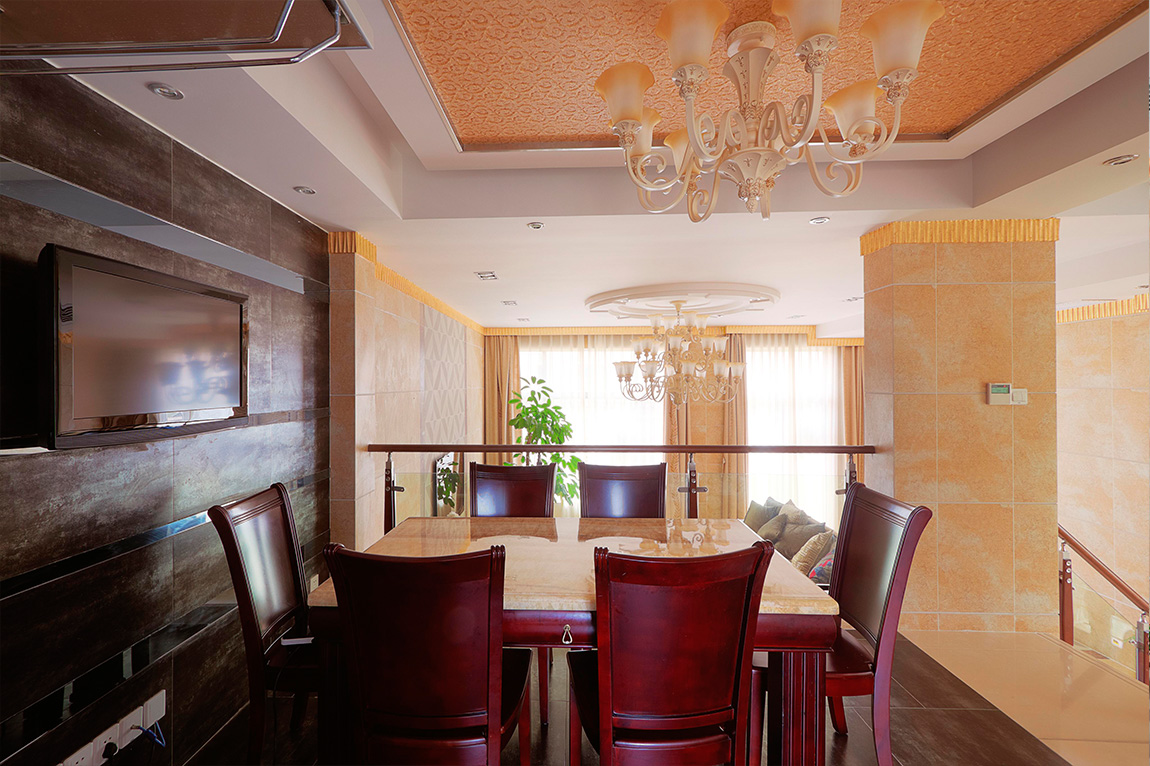 餐廳的設計也是別具匠心，天花的藝術墻漆，大理石桌面，背景墻的鏡面及磚的搭配，讓整個空間頓時大氣明亮起來。
