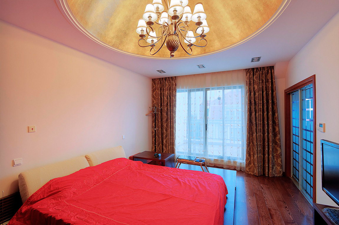 房間的設計豪放，大氣，圓弧型的吊頂，內貼金色墻紙，簡潔的顯示了風格所帶來的無限空間遐想。