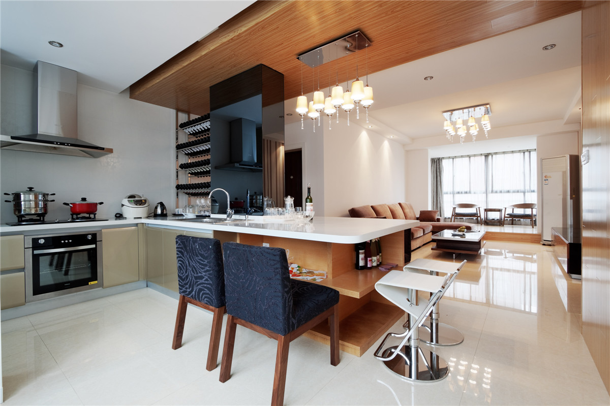 開放式的廚房不僅充分利用了空間還增加了人與人之間的互動，構建了溫馨的生活模式。淺黃色的櫥柜與白色的操作臺，洗盡生活的鉛華，讓家居歷久彌新。
