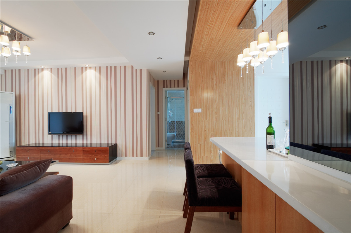 看似簡單的過道，其實也是設計師在此次設計中的一個亮點，筆直又簡單練的線條中突顯 出業(yè)主干練的性格。看似單調，卻在筒燈的位置來區(qū)分不同的區(qū)域。
