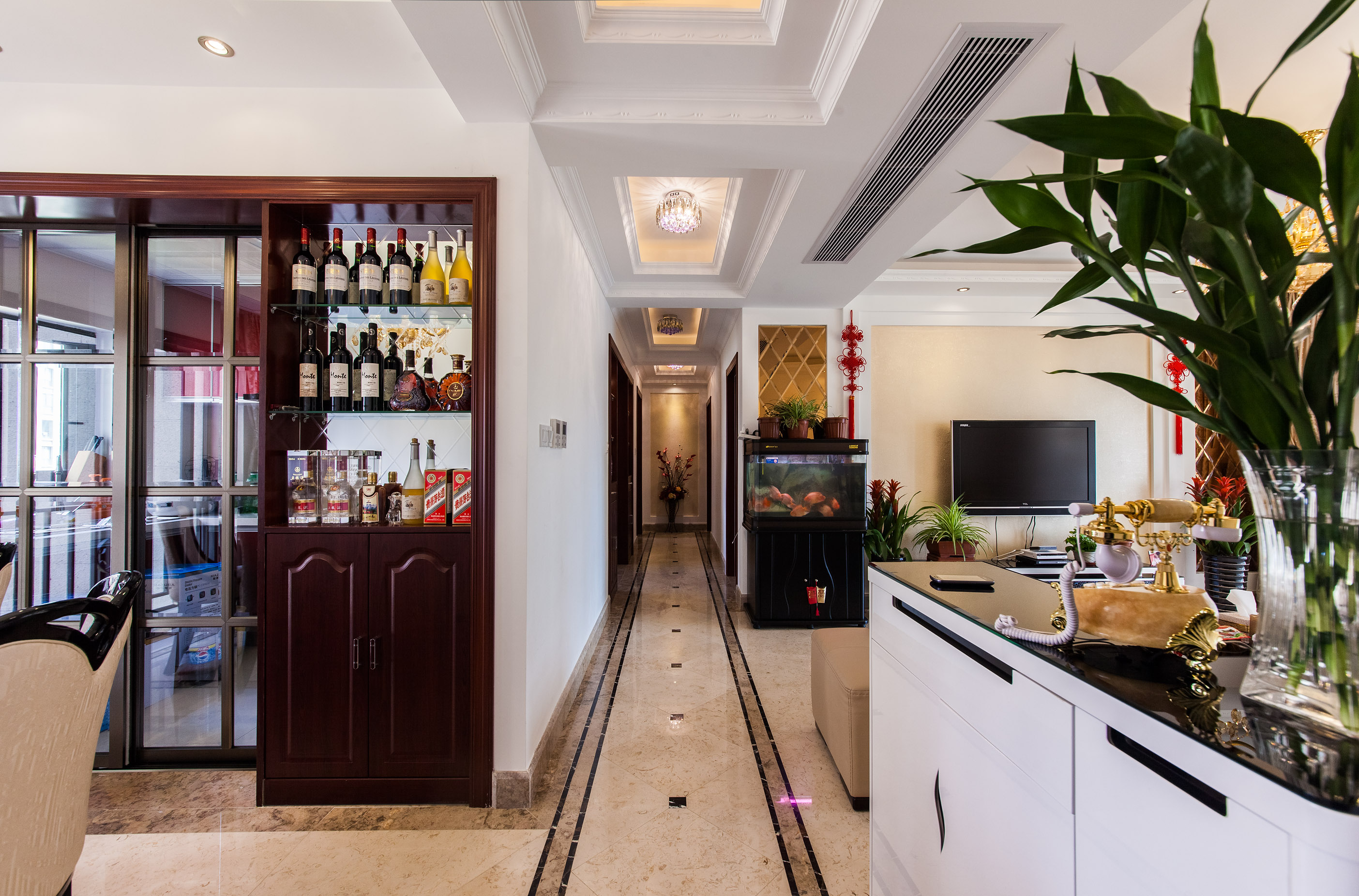 過道配飾了各種自然界小生命，使得一入戶就彰顯的生機勃勃，綠色的植物，漂亮的水族箱，簡單是的地磚拼花，都是那么的活力四射。
