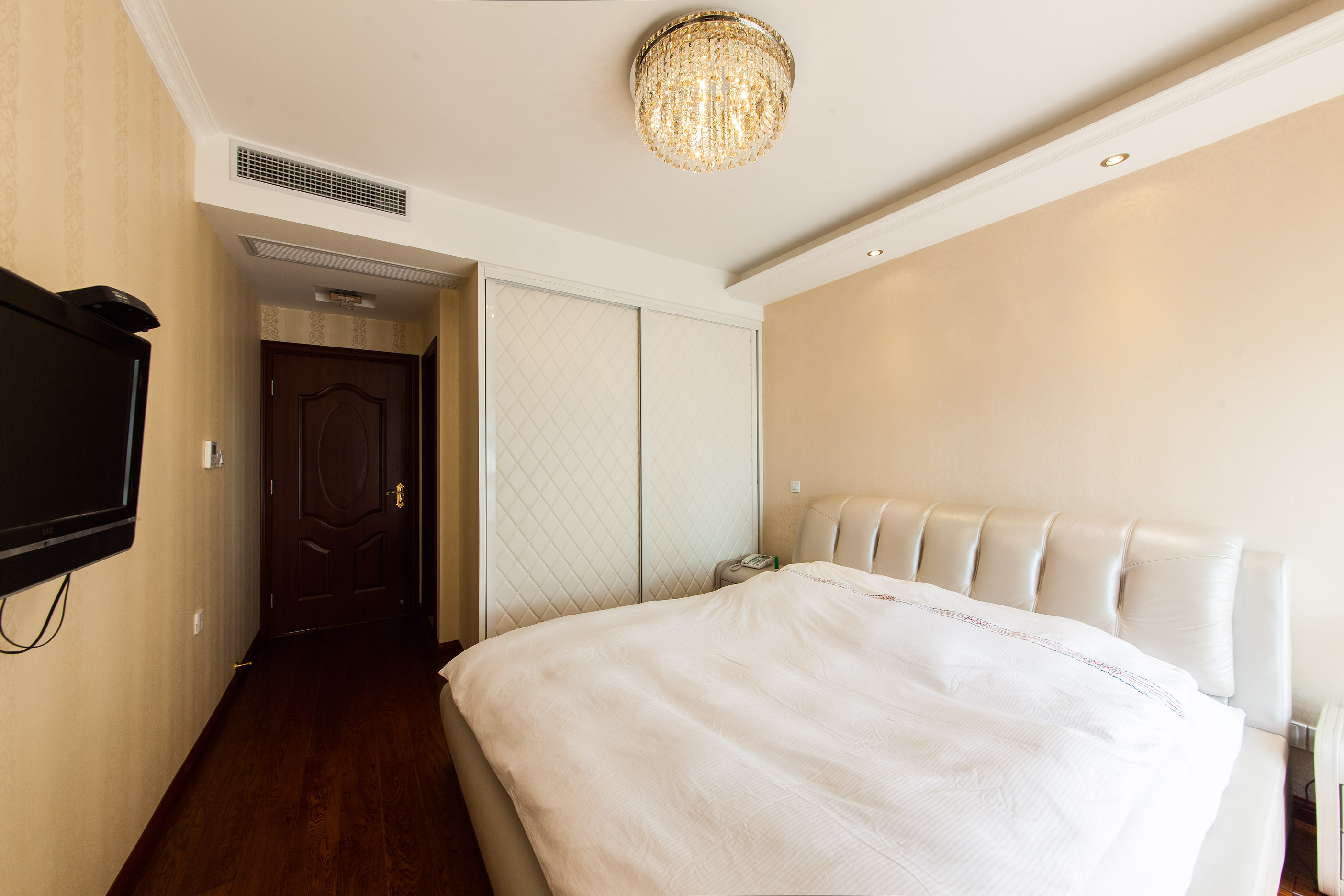 臥室運用淺黃色的色系，帶個人溫暖的暖色調，在臥室得到充分展現，白色的家居，使得空間視覺加大。深色的地板不失浮夸。
