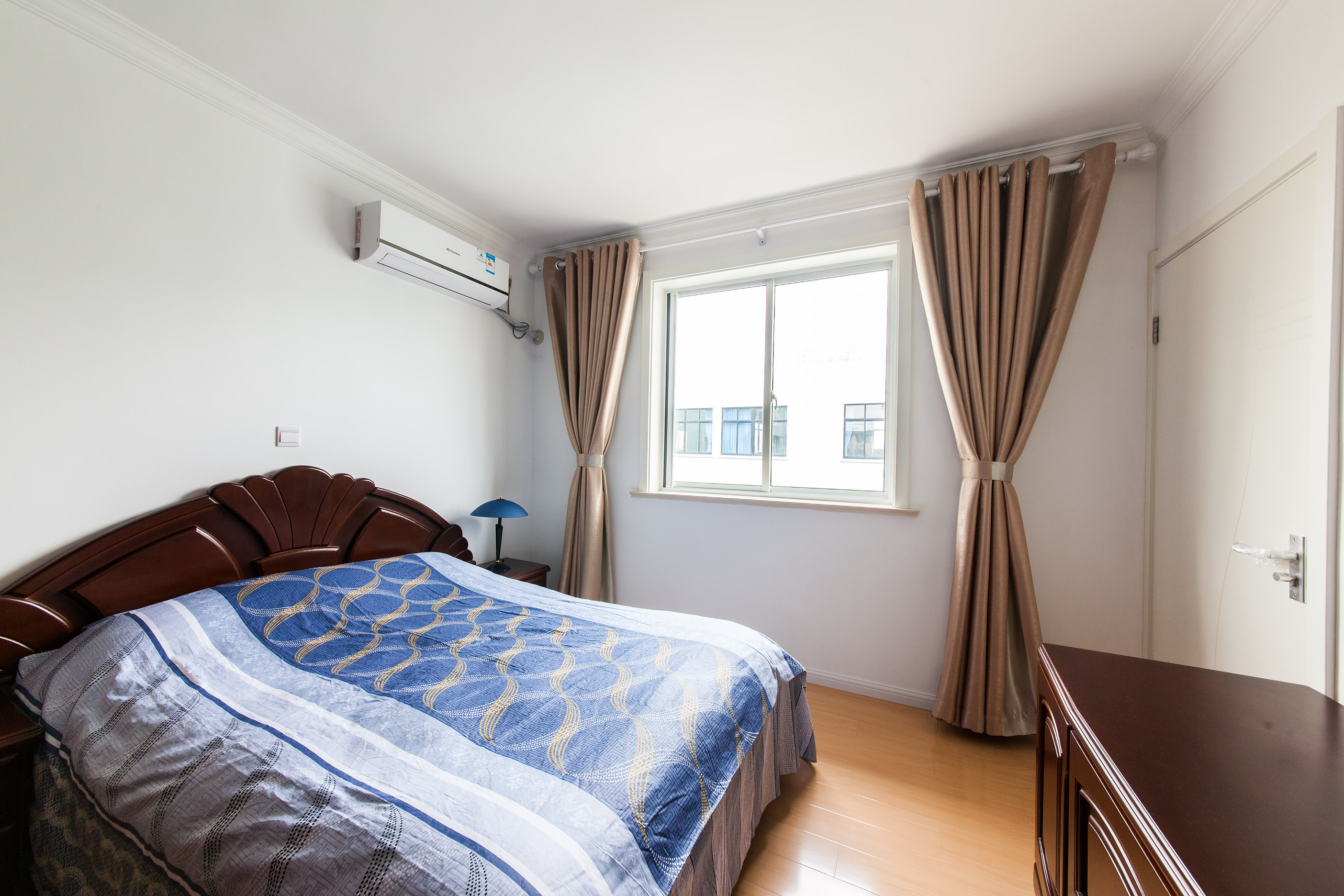 通過流動的線條、質感的材料及整體協調搭配讓人在日趨繁忙的生活中，得到一種能徹底放松、以簡潔和純凈來調節轉換精神空間。
