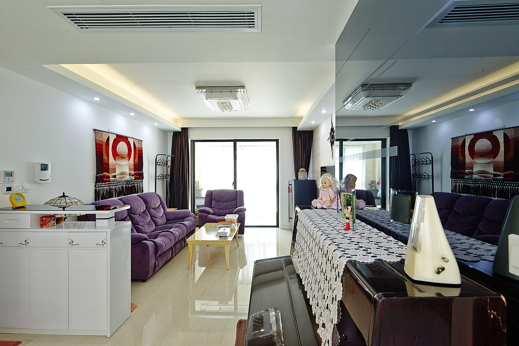 客餐廳當中鏡面的分割，拉伸了進門狹隘的空間。1.5米的鋼琴更是他的好去處，使主人在緊張的工作中可以得到釋放。
