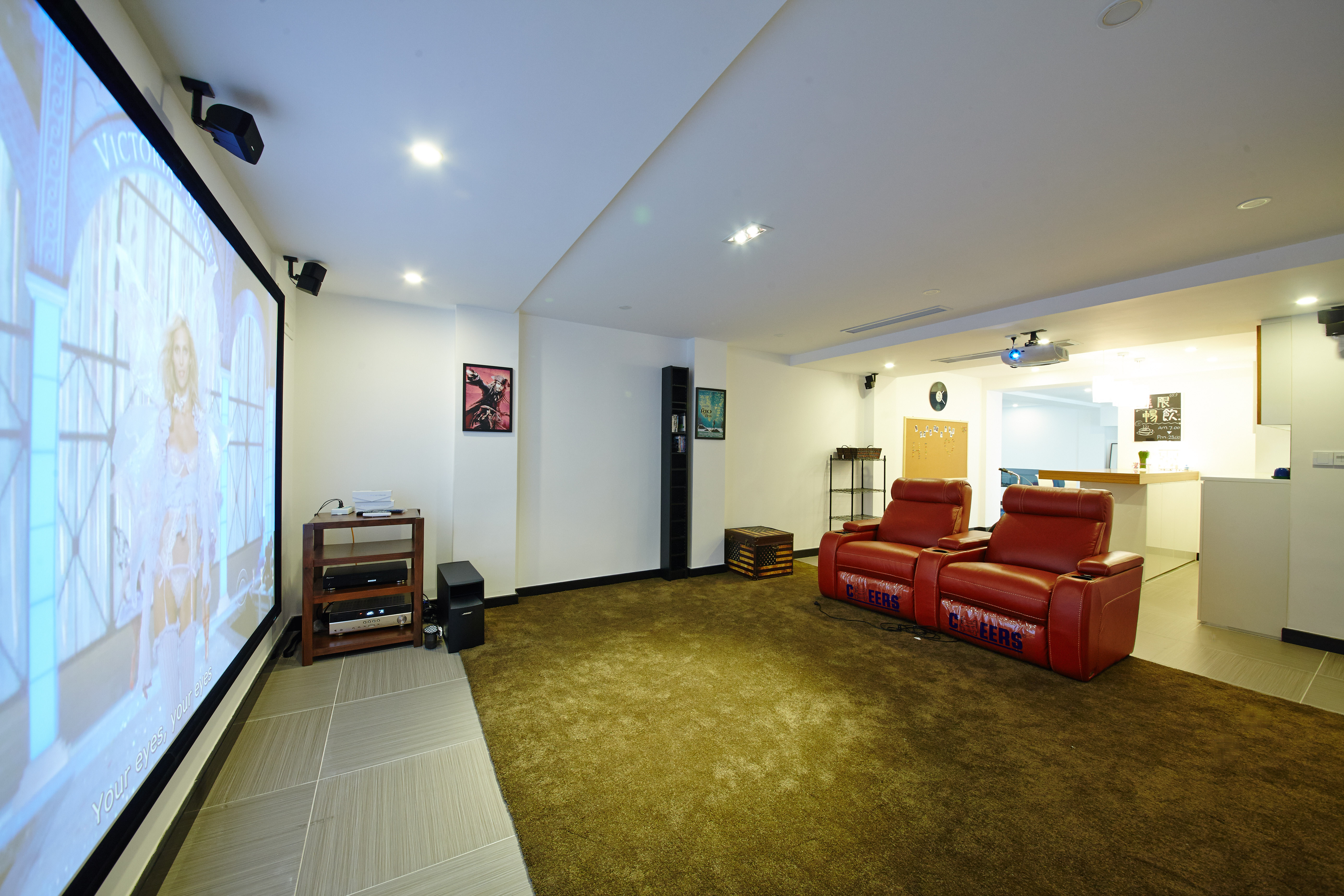 設計注重營造空間的的寬敞、簡潔于舒適感，因此在陳設上并不過多的選擇亮麗的家具，一切以舒適為核心，不經(jīng)修飾的墻面和地磚營造出了淳樸的空間感。
