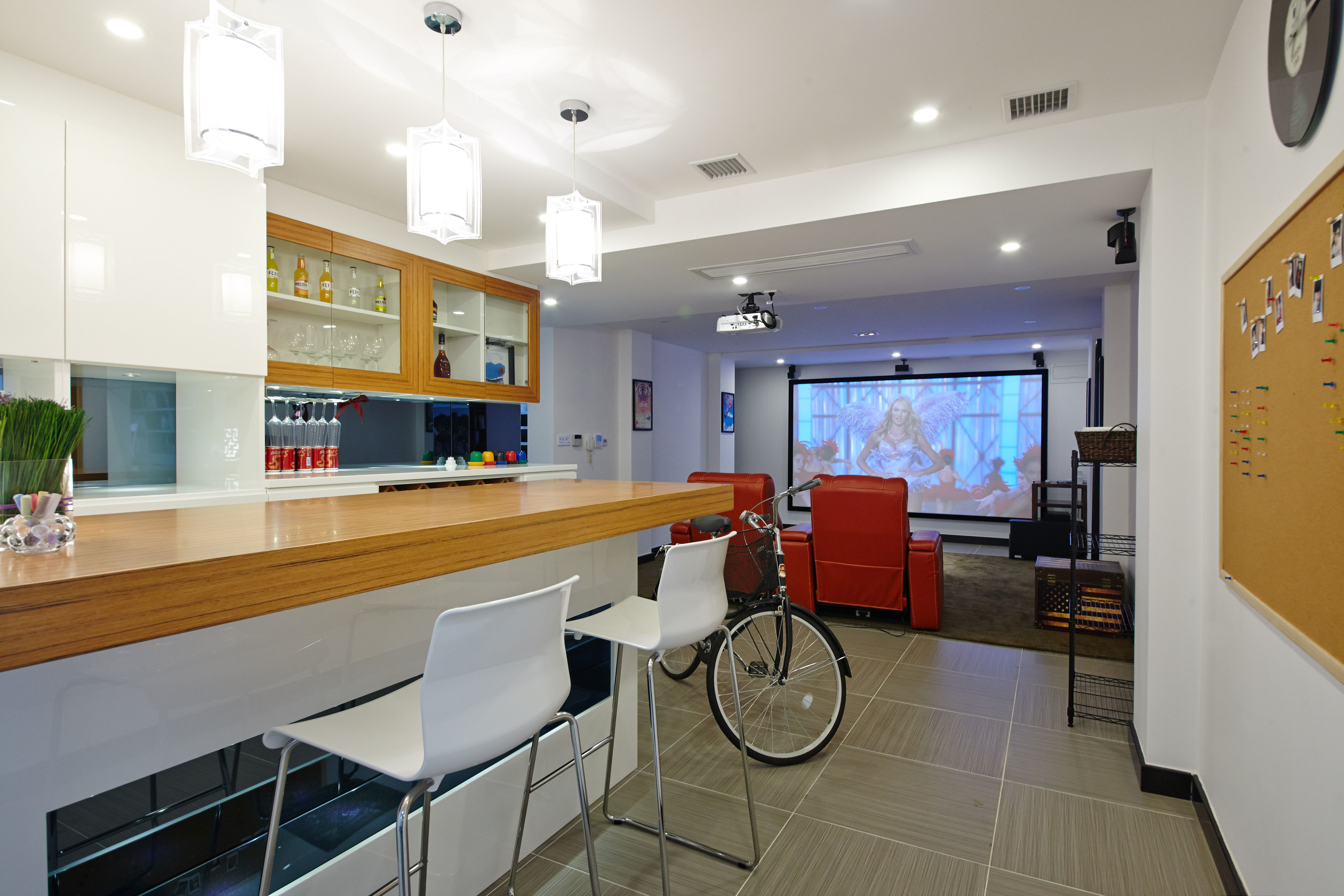 線條簡單吧臺設計、現(xiàn)代簡約的風格所呈現(xiàn)出的就是在簡單主義之下依舊追求功能的最大化和感情的最舒適化。
