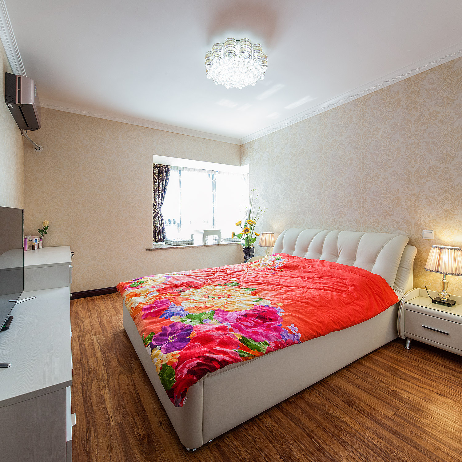 紅色的被子使整個臥室更加個性、安逸、溫馨，且富有變化。鋪有大理石的飄窗臺使整個空間更加明亮，坐在上面品茶也是一種享受。
