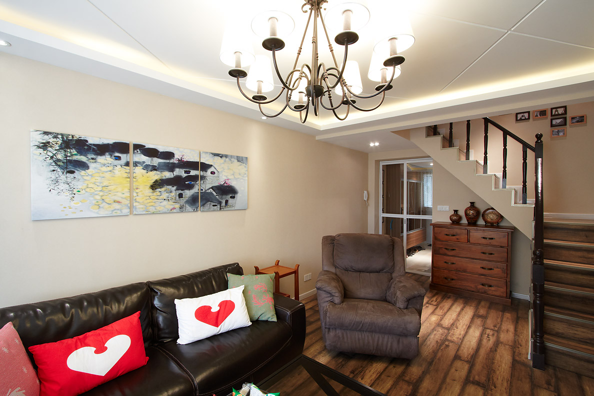 吊頂采用簡明的留縫處理，以及菱形拼花，既大氣，優雅。
