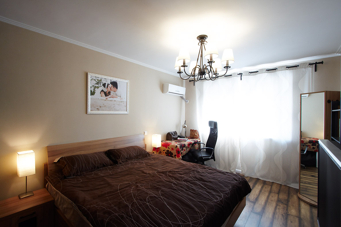 臥室簡潔的窗簾以及板式的家具，配上loft的吊頂，體現了一種向往簡單的生活追求夢想。
