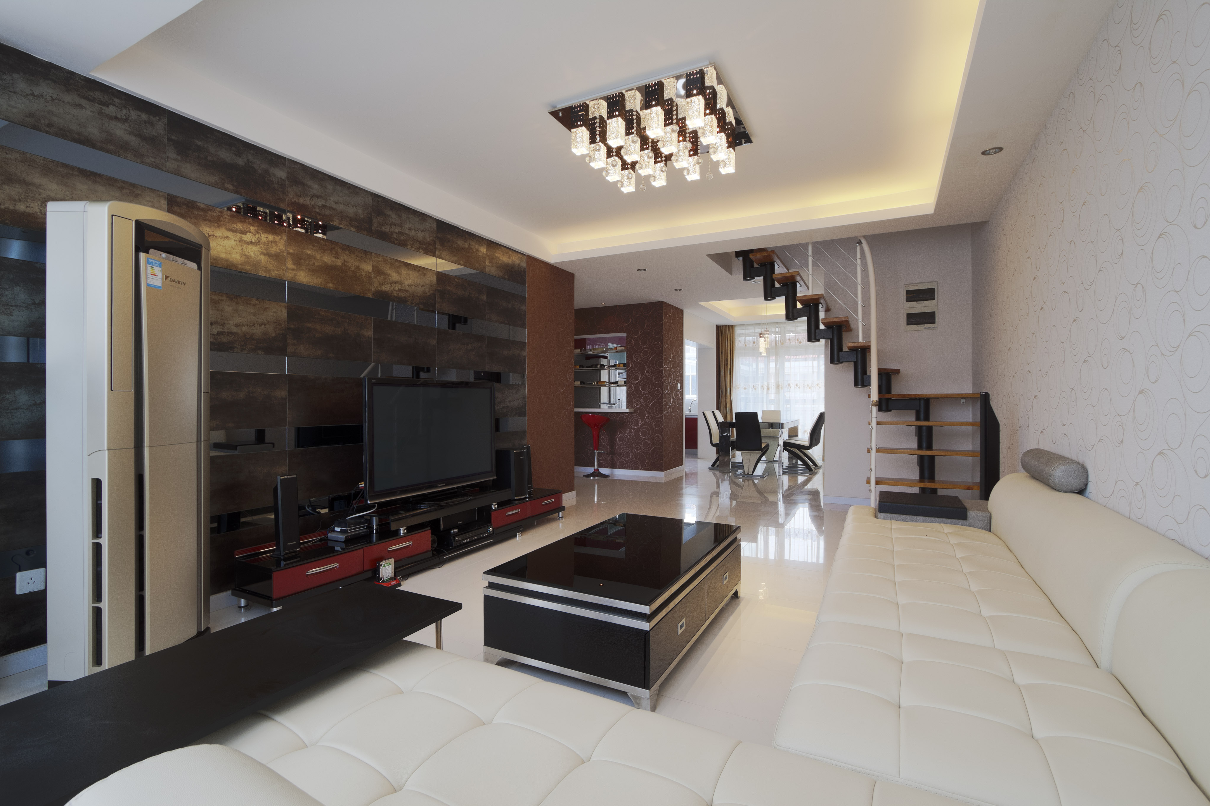 整體空間的的感覺通過黑，白，紅3色為主設計色彩。不做過多繁瑣的設計，吊頂簡潔大氣。
