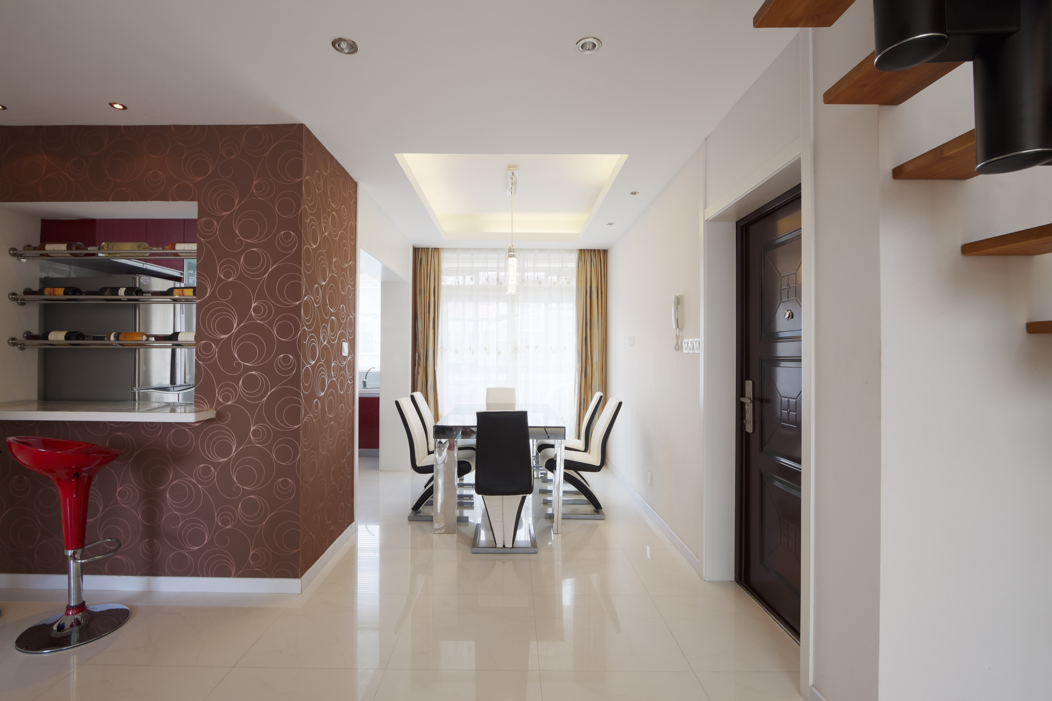 餐廳處的設計同樣的空間運用，吧臺的設計點綴整個空間，火紅的吧臺椅，紅色的墻紙都凸顯出主人的熱情大方。
