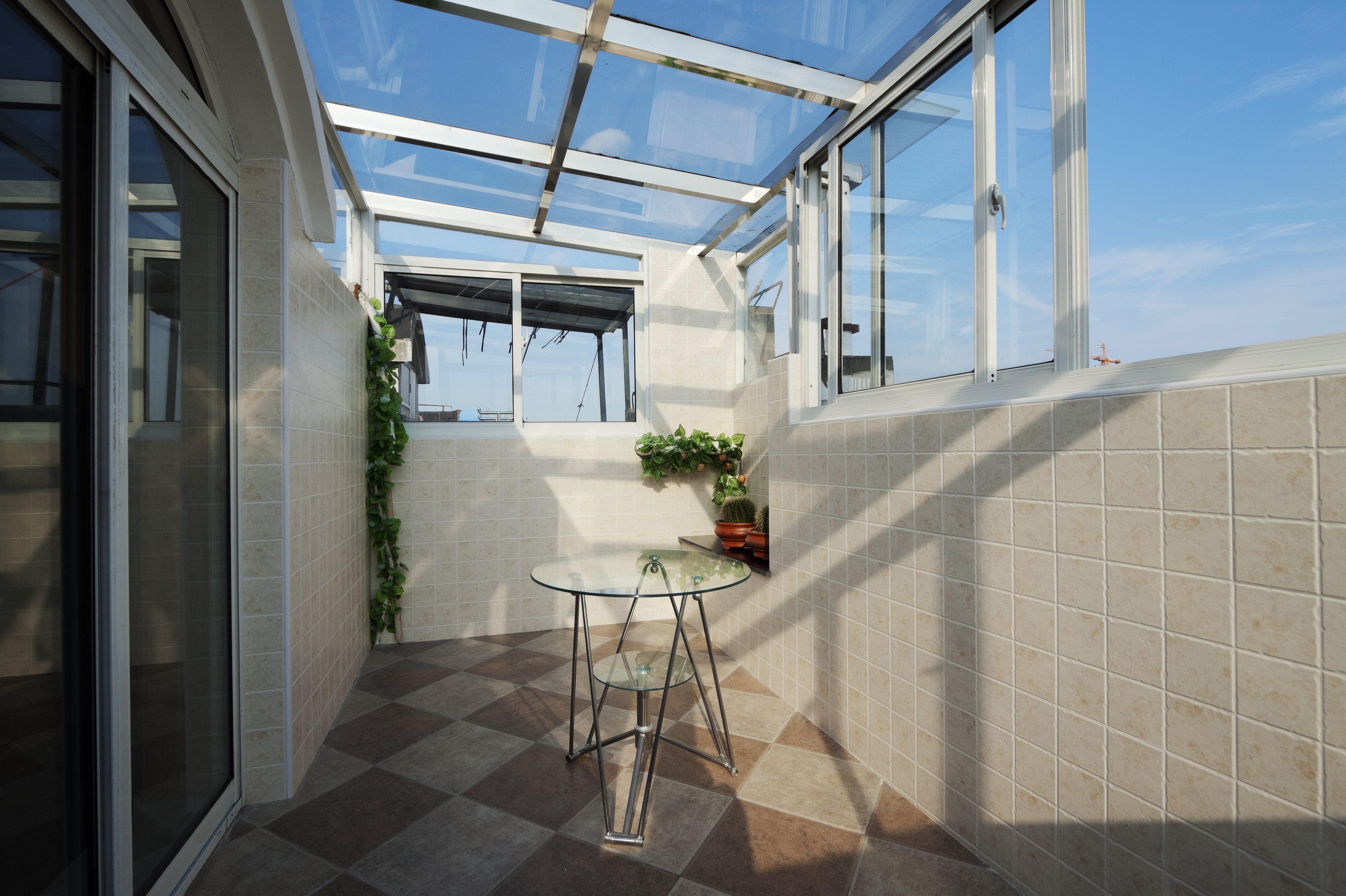 簡潔的陽光房一眼望去使人心情舒暢，明亮的墻面磚，地面拼花的設計，角落處的一絲綠意，靜下心來來一杯下午茶，生活充滿愜意。