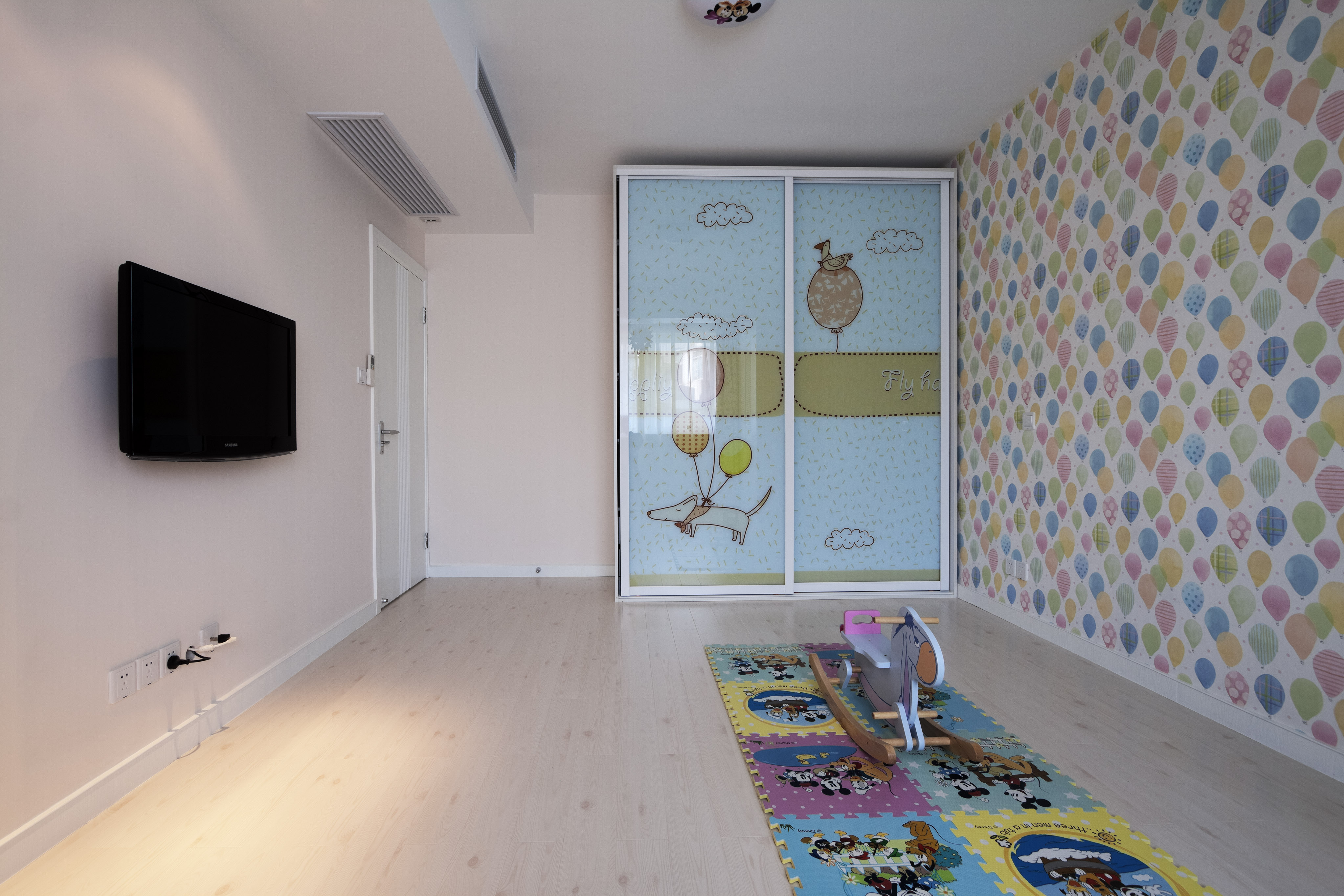 活潑的壁紙，卡通圖案的移門柜，可愛的小玩具，讓整個兒童活動室充滿童趣。
