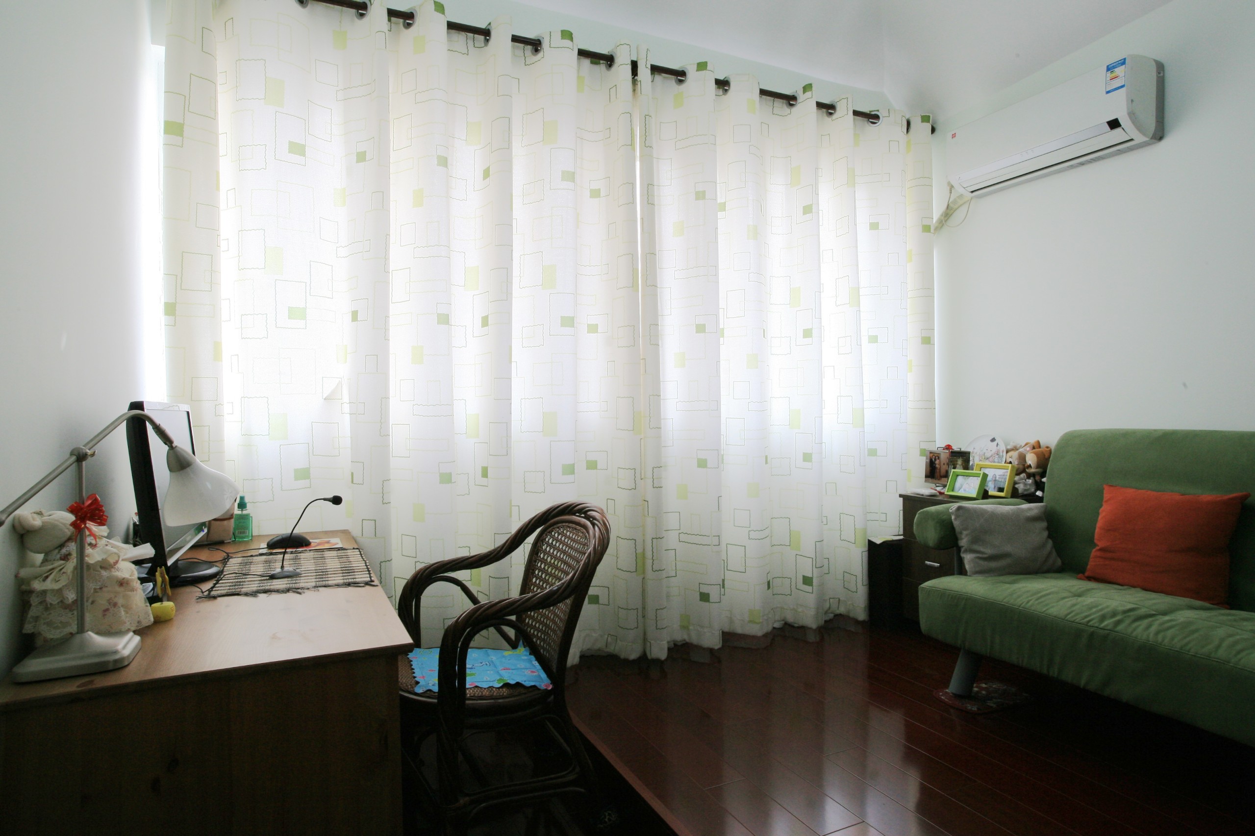 書房的一角，溫馨，舒適、休閑，適合兩個人聊聊天、上上網(wǎng)獨(dú)處的空間
