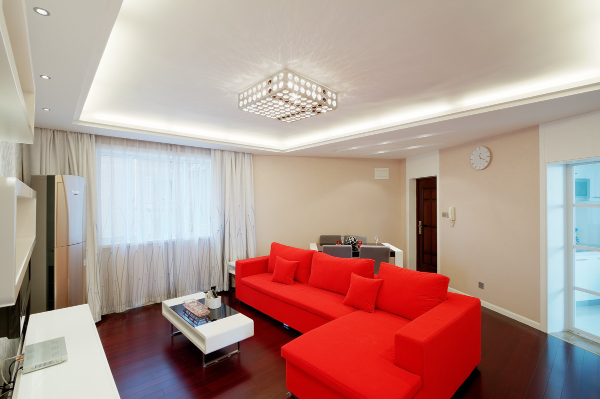客廳原本不規(guī)則的房型在吊頂?shù)慕柚拢芽蛷d功能有序規(guī)整，米色墻面碰上靚麗的沙發(fā)色，碰撞出時(shí)尚的火花。
