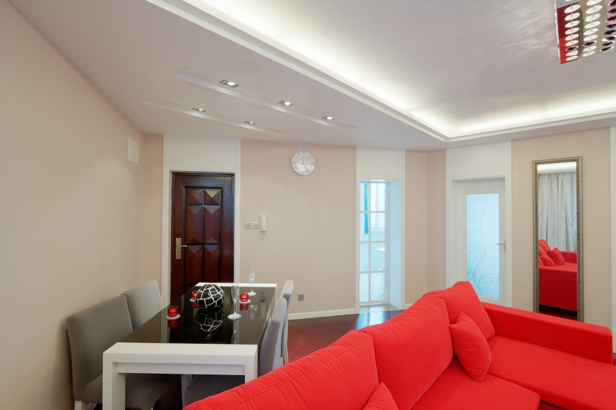 客廳的整體混水風(fēng)格，是年輕業(yè)主的推崇，房子層高不高的情況下，把原有房門的門套作高，從視覺上，一下凸顯了整個(gè)房屋的層高。
