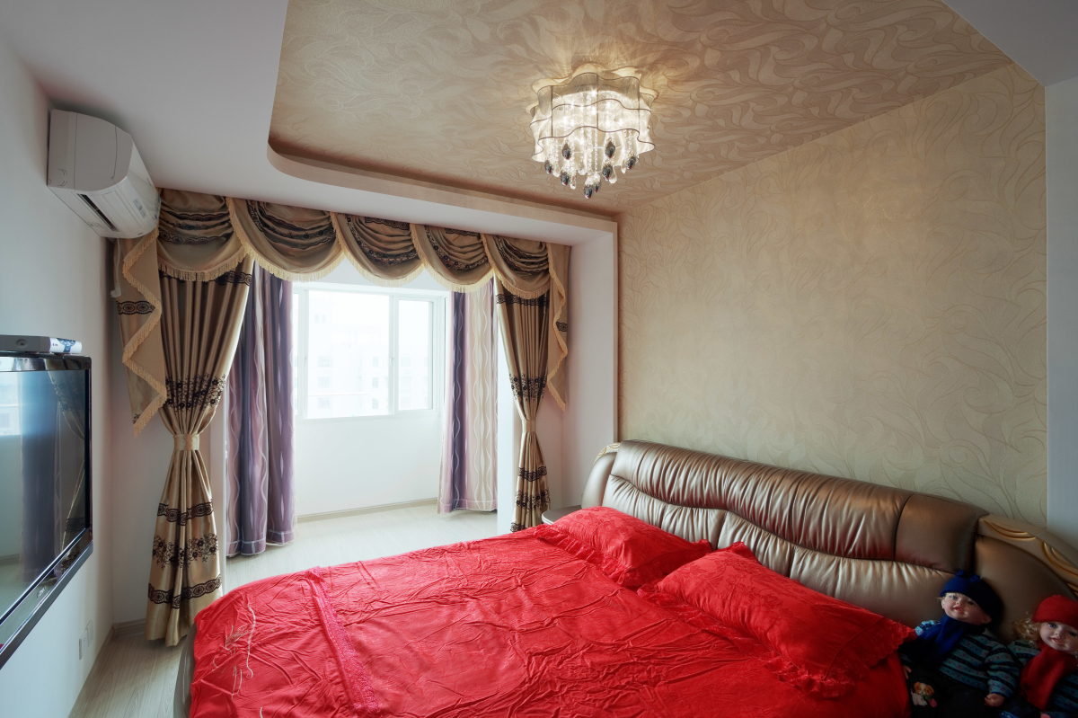 隨性大氣的臥室延用簡潔的色調，設計師在案例中無時無刻不想盡辦法加大空間的視覺效果，墻面與天花一體化的造型、時尚的壁紙、厚重精美的帷幔相搭配，襯得整個房間活力四射。
