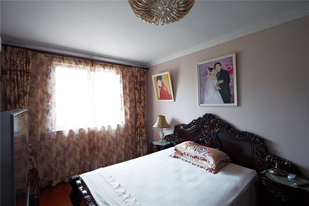 臥室依然有豪華家俱坐鎮，仿佛置身于皇宮之中。墻上的掛畫，讓我們聯想到哪是王子與公主的神話在繼續。