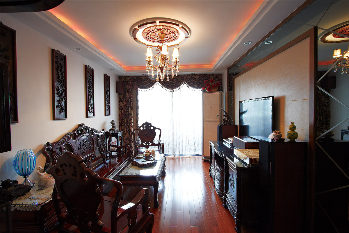 米色的皮紋磚更加襯托了家具的質感，木線條的色系與家具相得易章，協調統一。
