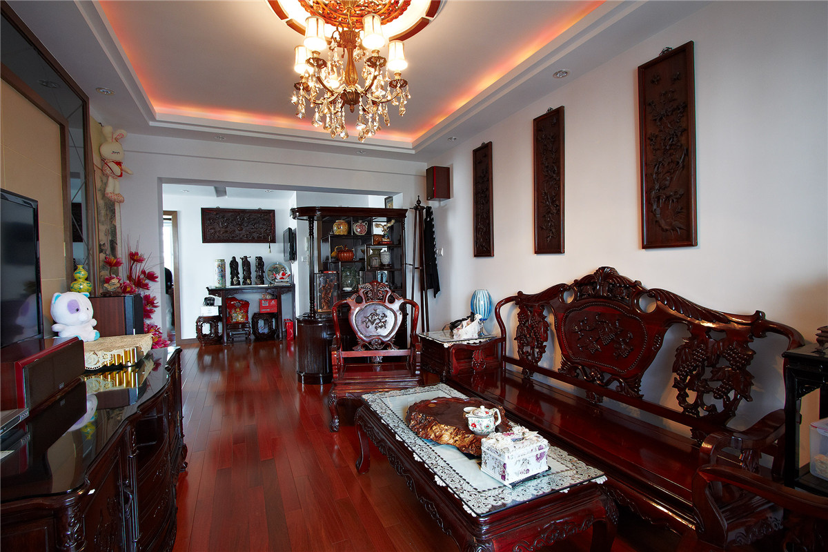 豪華的中式家具，一點也不亞于皇宮，光彩奪目，古銅色水晶吊燈，加上金黃色的燈光，讓傳統的家具，變得時尚、高貴。

