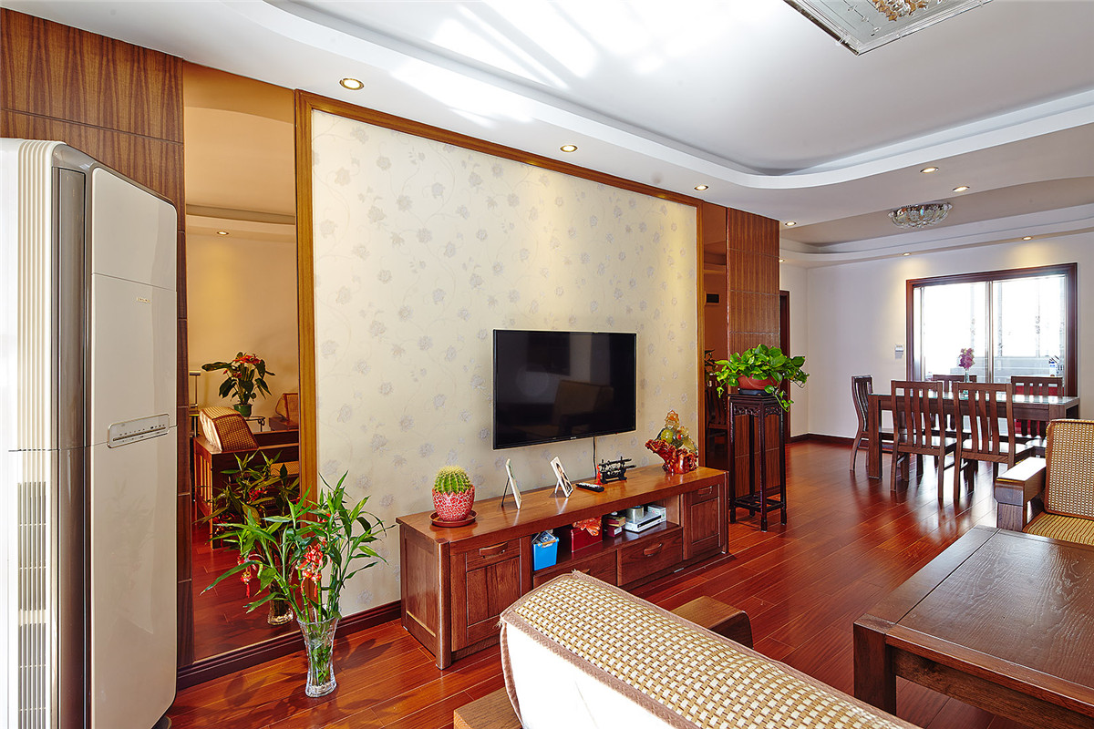 中式裝飾風格的住宅中，空間裝飾多采用簡潔、硬朗的直線條，業主精心采用現代感的烤漆玻璃作為特點，迎各了中式家居追求內斂、質樸的設計風格，使中式風格更加實用、豐富。
