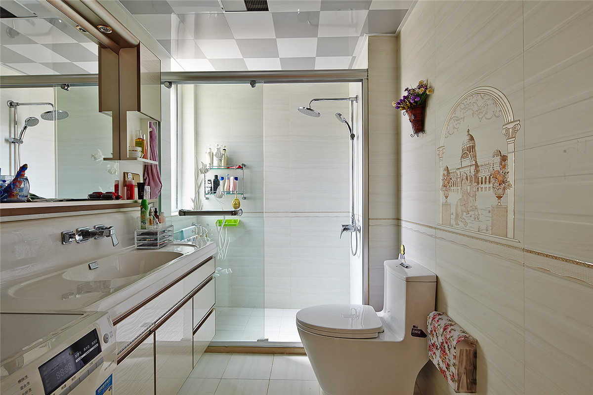 優雅大氣、含蓄內斂的米色基調賦予衛生間間清爽宜人、高貴浪漫的都市感覺 。歐式花紋的裝飾，畫龍點晴。