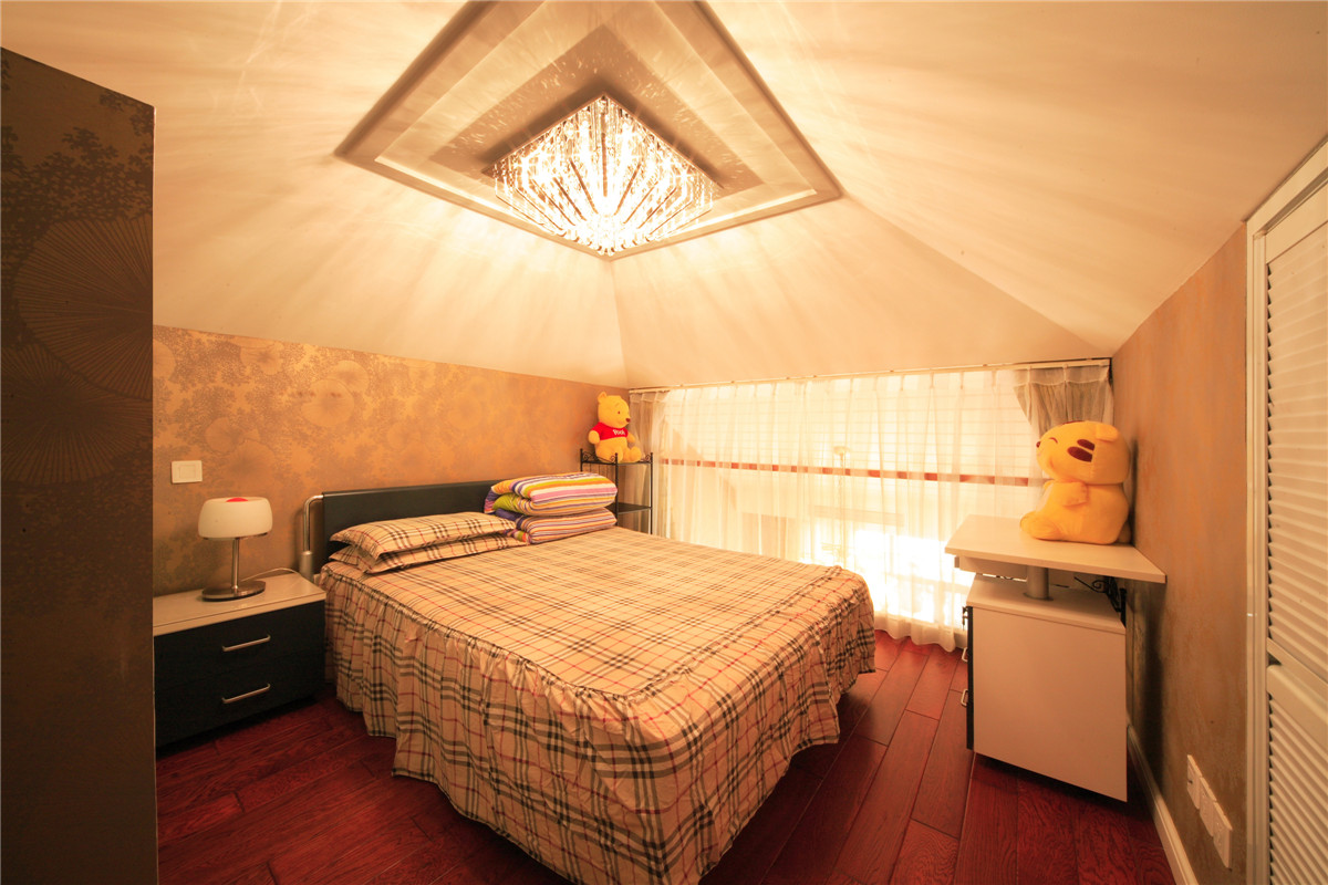 閣樓的面積被用在了客房區域，原本傾斜的頂面被設計成了階梯形狀，既美觀又不壓抑，客房的軟裝也只也沒絲毫的”偷懶”，精致的擺設完全體現出業主的細心。
