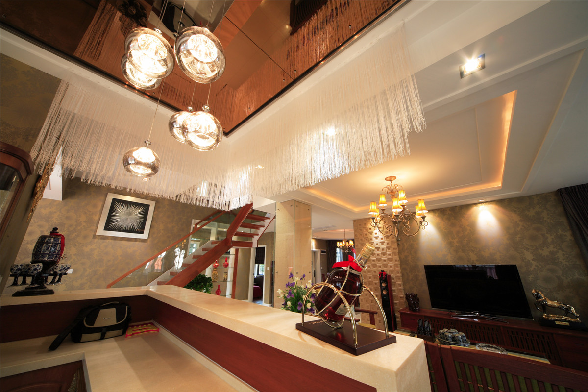 客廳整體風格采用木，鏡，沙風格，是當下比較時尚也是板式的處理方式，在顏色上做了統一，配上精致的玻璃燈和線簾的裝飾，把板式的硬線條做了軟性富有穩重。
