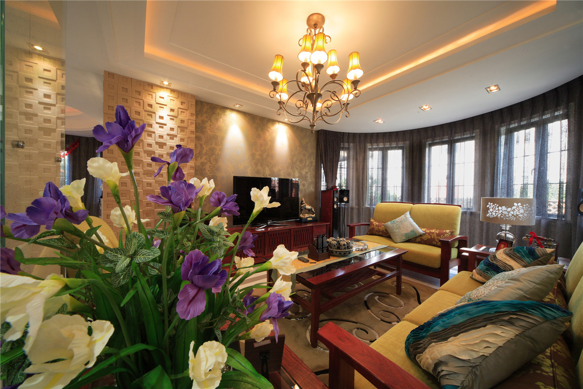 客廳的背景采用了冷僻的沙雕巖石材，作為高端的背景材料增加了整體的檔次，古銅色的吊燈奢華低調。
