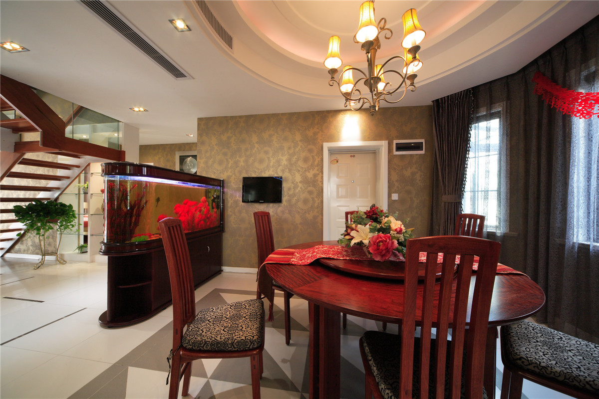 餐廳原本的原型餐椅配上多元化的層次原定，不斷上升的空間，不會讓在此處用餐聚會的人們感覺到壓抑。
