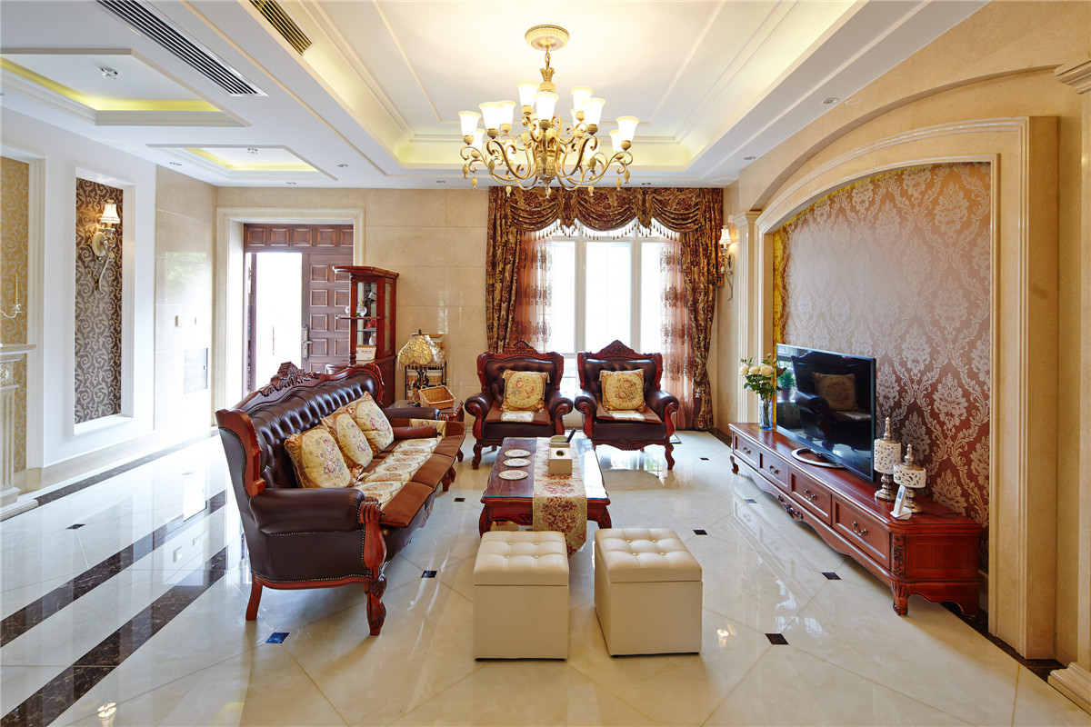 墻面采用偏暖色的石材，地面同樣也采用偏暖色的微晶石拼花，以烘托豪華的效果。深色實木皮沙發組合有著皮質的質感，將傳統歐式家居的奢華與現代家居的實用性完美地結合。，敞開式的客廳提供了一個視覺中心，通徹明亮。
