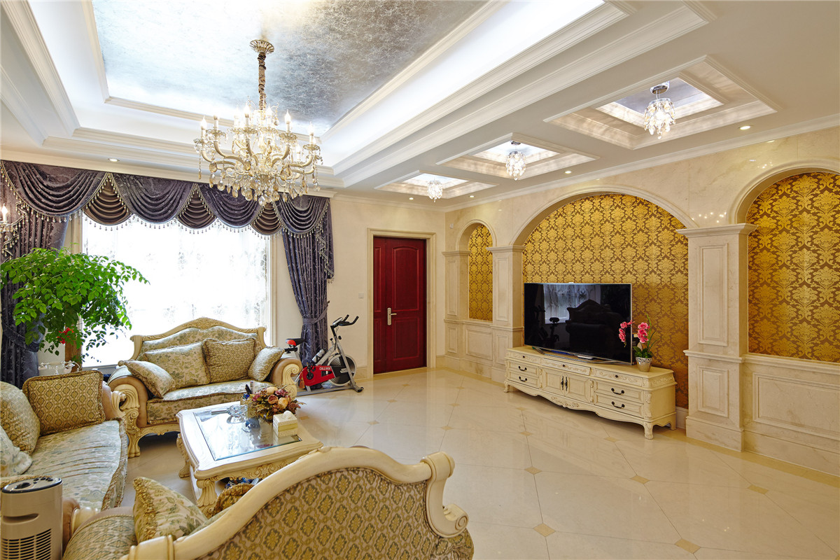 電視背景墻采用大理石材質，圓形拱門門的造型，巴洛克時期的線條造型，再搭配上金色的墻紙，把新古典主義和奢華主義刻畫的入木三分。緊靠背景墻的頂面，吊頂的造型也相映成趣。
