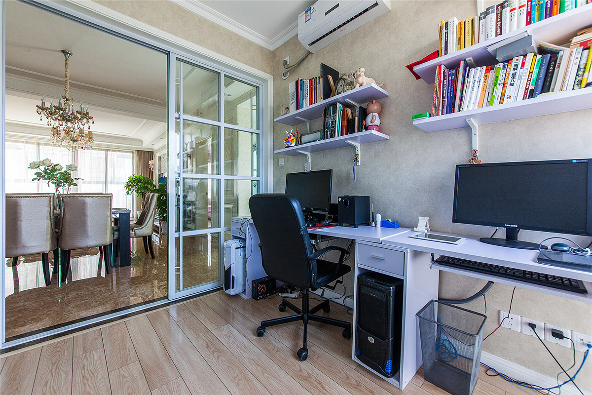 超級簡約的書桌、書柜，整齊地排放各類書籍，絕對符合現在年輕人的有效和快節奏生活方式。
