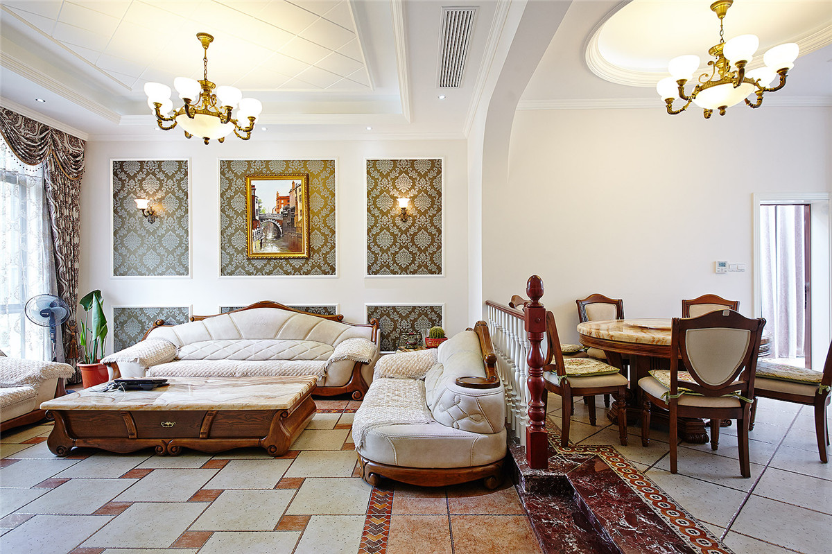 羅馬式木質扶手分隔著客餐廳的空間當中，分外彰顯基懷舊的氣息及質感，讓人回位無窮。
