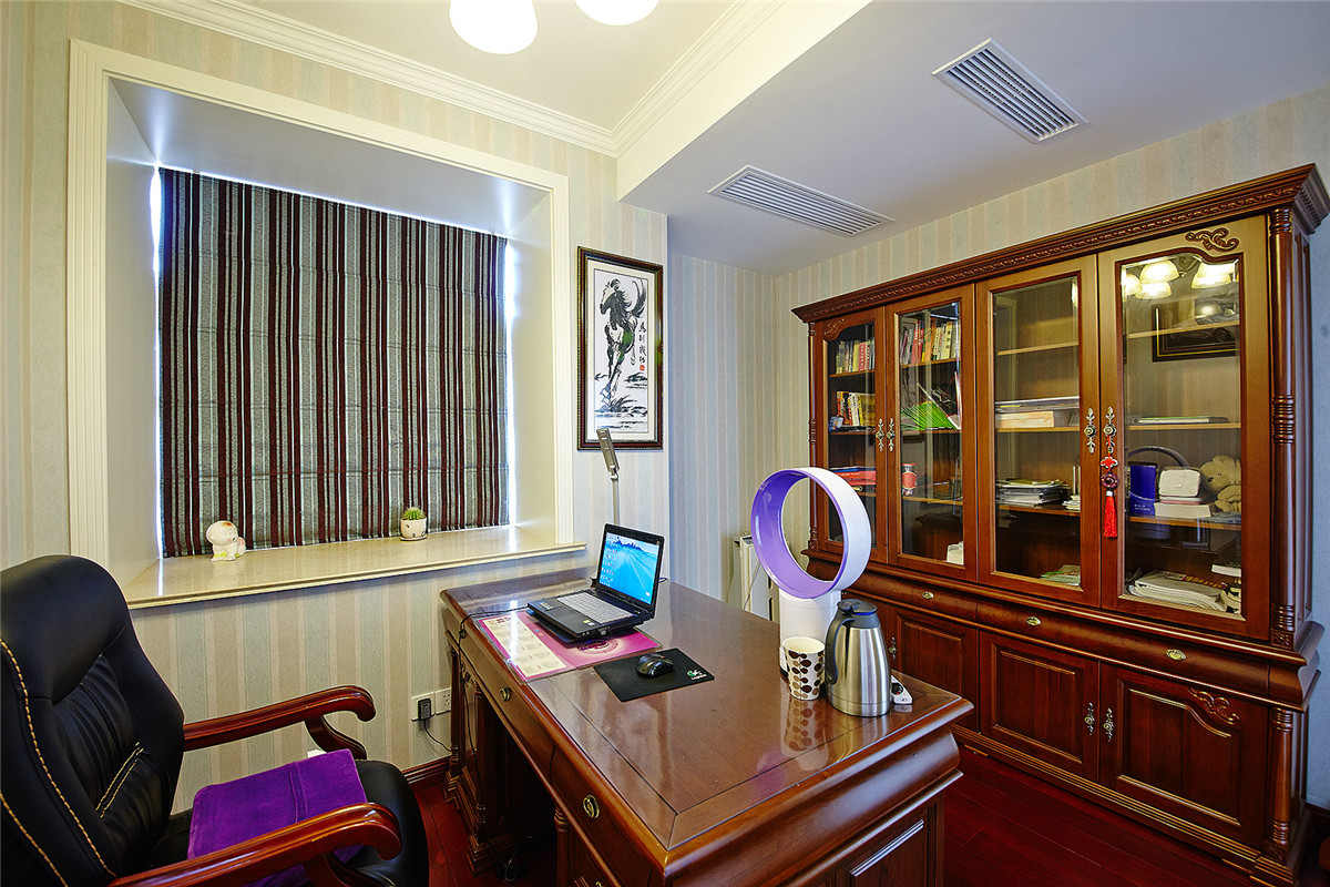 空間設計所倡導的是一種環保理念，所選擇的家具都是實木家具，這樣的空間裝扮個性十足。
