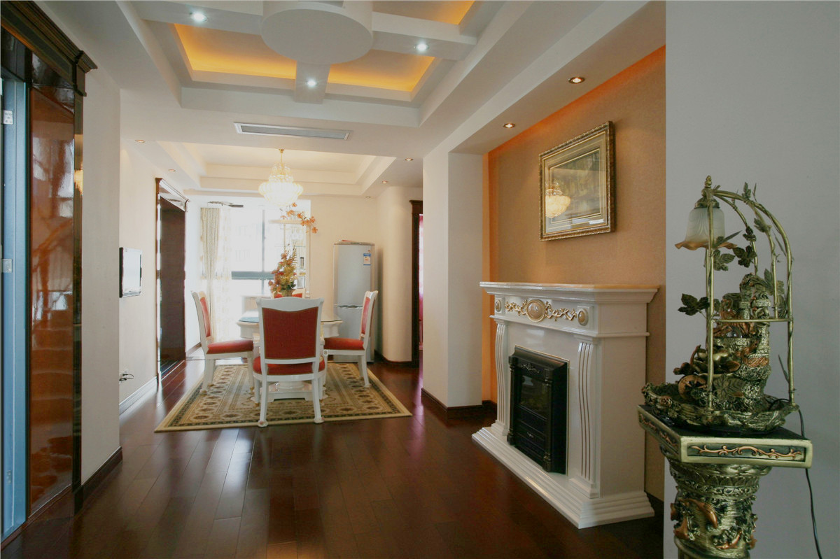 客餐廳的過道有凹進的墻體，為了增加歐式的特色，壁爐比較更為體現(xiàn)出歐式特色，壁爐是西方家庭社會的象征，在暖和的壁爐前，圍和了家人，也凝聚了心靈
