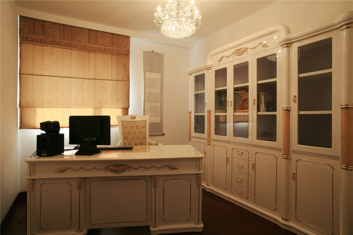 書房同樣延續(xù)了客廳以白色為主調(diào)的設(shè)計風(fēng)格，白色簡約的背景墻，加上淺褐色的窗簾和字畫的點綴。
