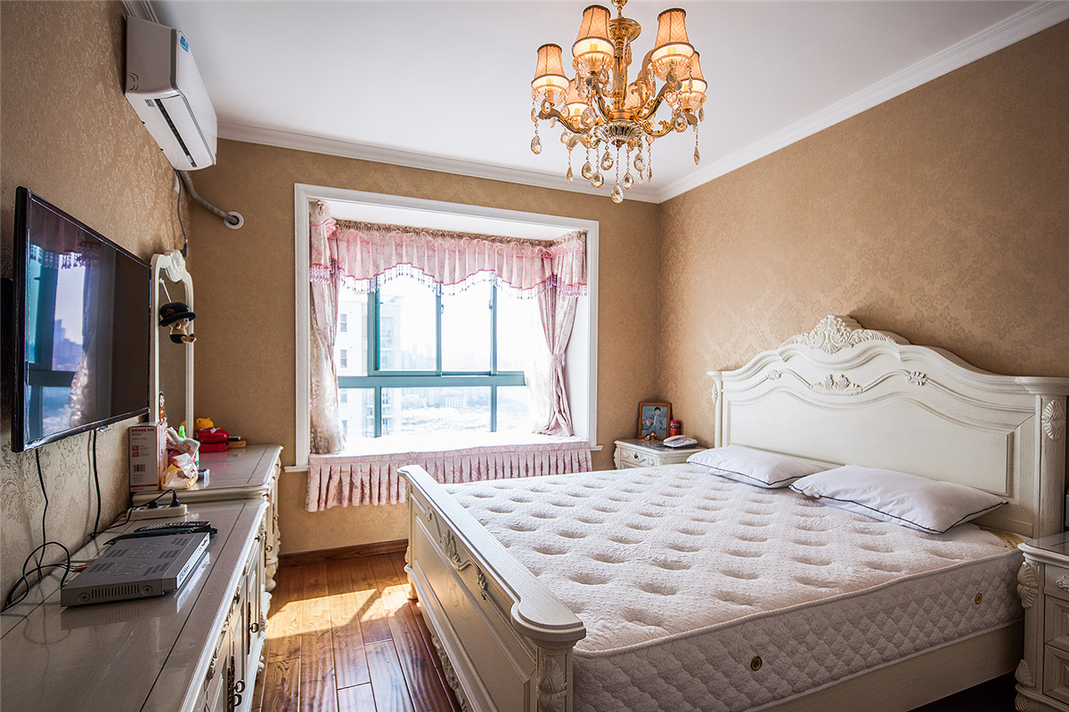 歐式居室，不止不只是豪華大氣，更重要的是愜意和浪漫 。通過完美的曲線，精準求精的設計，帶給家人不盡的舒服觸感。