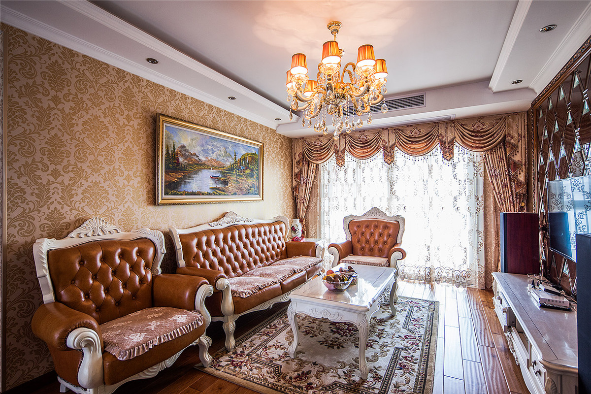 簡歐風格客廳非常需要用家具和軟裝飾來營造整個效果。白色的橡木家具，深色墻紙，精美的油畫，還有浪漫的羅馬簾，都是點染歐式風格不可缺少的元素。
