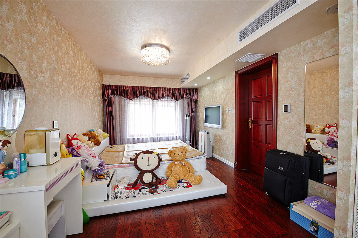 女兒房的白色地壇床與地板的色彩完全區(qū)分開來，形成空間的視覺上的變化，不至于單一、乏味。
